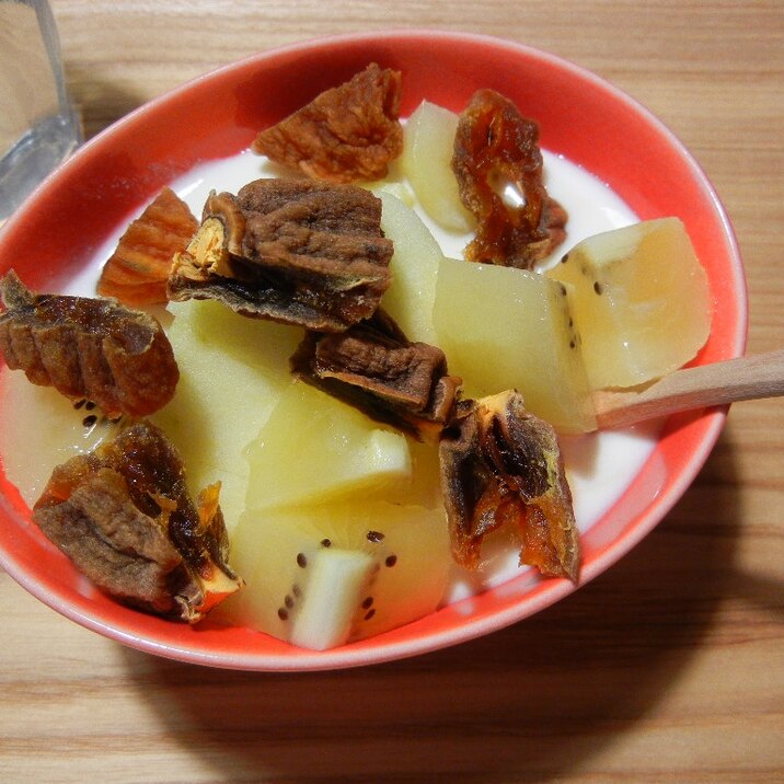 リンゴ・干し柿・キウイのヨーグルト